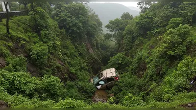 सातारा में स्टंट का शौक पड़ा भारी, कार समेत खाई में गिरा युवक; VIDEO वायरल