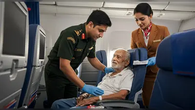 इंडिगो उड़ान में बुजुर्ग यात्री की जान बचाने वाले आर्मी डॉक्टर की सराहना, सेना ने किया सम्मानित