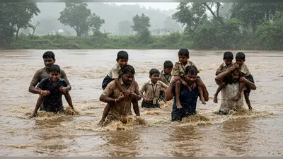 उफनती नदी: स्कूली बच्चों की जान पर भारी बारिश, अभिभावक कंधे पर उठाकर पहुंचा रहे स्कूल