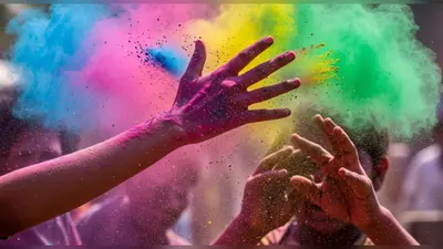 होली के रंग-गुलाल में छिपे हैं 8 जानलेवा केमिकल: जानिए कैसे बचाएं अपनी त्वचा और आँखें