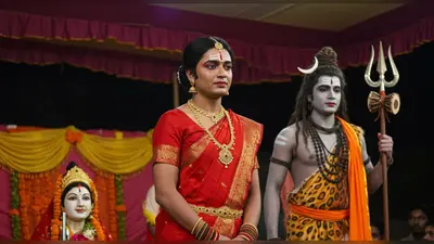 ‘गरीबी सब करा देती है’: शिव-पार्वती नाटक में पार्वती बनी मां, वायरल हुआ भावुक वीडियो