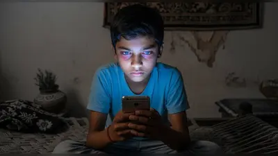 उत्तर प्रदेश में मोबाइल की लत से आँखों पर खतरा: ‘कलर ब्लाइंडनेस’ का बढ़ रहा डर