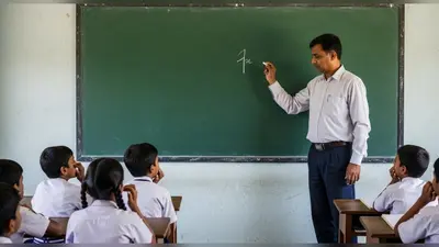 हद है! 5 साल से अंग्रेजी पढ़ा रहे शिक्षक को ‘ग्यारह’ की स्पेलिंग भी नहीं आई, वीडियो हुआ वायरल