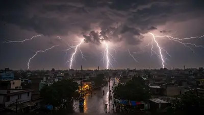 यूपी में आसमानी आफत का अलर्ट: आज 18 जिलों में भारी बारिश और वज्रपात की विशेष चेतावनी जारी!