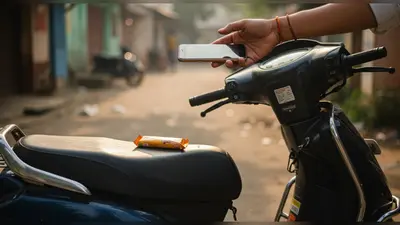 स्कूटर में रोज़ मिलती थी चॉकलेट: शख्स ने फोटो डाली, तो दुनिया ने पूछा ‘कौन है ये रहस्यमयी दानवीर?’