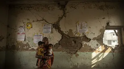 यूपी में खौफ का मंजर: मेट्रो के काम से दरका मकान, दहशत में परिवार ने दीवारों पर लगाए ‘मदद करो’ के पोस्टर