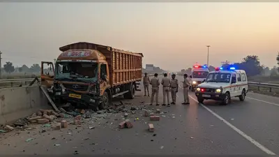 यूपी: ललितपुर में हाईवे पर पेट्रोल पंप की दीवार से टकराया बेकाबू ट्रक, चालक समेत दो की मौत, एक घायल