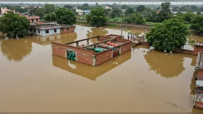 फर्रुखाबाद में जल प्रलय! ग्रामीणों और रेलवे ने रोका पानी, गैस गोदाम डूबा, ईओ ने किया निरीक्षण