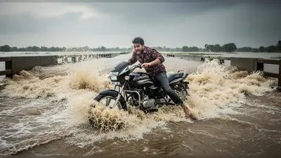 जान जोखिम में डाली! पानी से भरे पुल पर बाइक सवार की ‘हीरो’ बनने की कोशिश पड़ी भारी