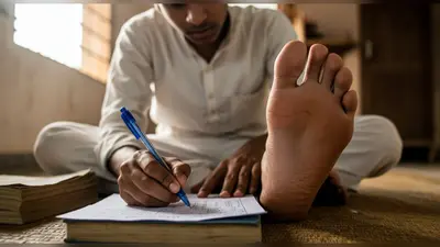 दृढ़ संकल्प और पैरों की कलम से रचा इतिहास: बिना हाथ के छात्र ने बोर्ड परीक्षा में लाए 72% अंक