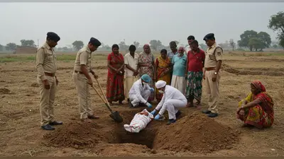 तीसरी बेटी होने पर मां ने ली नवजात की जान, डीएम के आदेश पर कब्र से निकाला शव, होगा पोस्टमार्टम