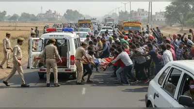 200 रुपये के लिए दिल दहला देने वाली घटना: परिजनों ने चलती एम्बुलेंस से फेंका शव, हाईवे पर हंगामा, पुलिस ने संभाला मोर्चा