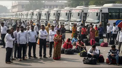 लखनऊ में थमा बसों का पहिया: अवध बस स्टेशन पर डग्गामारी के खिलाफ रोडवेजकर्मी सड़क पर, यात्री परेशान