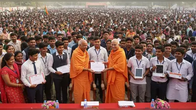 बरेली में सीएम योगी की बड़ी सौगात: 6000 युवाओं को रोजगार, मेधावियों को टैबलेट
