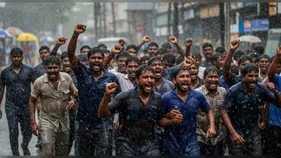 बारिश में भीगते, निजीकरण के खिलाफ गरजे बिजली कर्मी: विरोध जारी रखने का लिया संकल्प