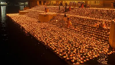 शहीदों को नमन: यूपी के कैलाश घाट पर लाखों दीपों से जगमगा उठी गंगा, ‘मां तुझे प्रणाम’ का भावुक शुभारंभ