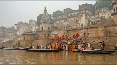 मणिकर्णिका घाट पर बाढ़ का कहर: पांच घंटे पानी में खड़े रहकर इंतज़ार, लकड़ी और नाव का किराया बढ़ा