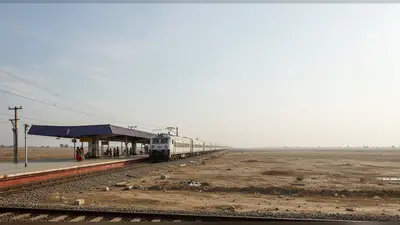 रेलवे के दावे हवाई हुए: 6 महीने में 12 स्टेशन बनाने का वादा, 2 साल में सिर्फ एक बना!