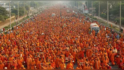 कांवड़ यात्रा: दिल्ली-लखनऊ हाईवे पर अब भारी वाहनों के साथ कार भी बंद, दोनों लेन कांवड़ियों के लिए आरक्षित
