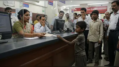 बैंक में दिखा दिल दहला देने वाला नज़ारा: मैले कपड़ों में पहुंचा बच्चा, दिखाया माँ का खाता, कर्मचारी और लोग हुए स्तब्ध