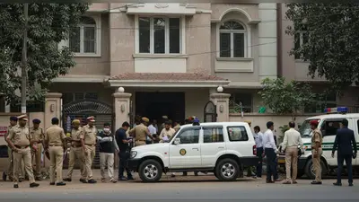 मेरठ में ED का बड़ा छापा: निलंबित IAS के करीबी के घर पुलिस, करोड़ों के घोटाले से जुड़े तार