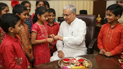 कानपुर में रक्षाबंधन का अनूठा दृश्य: जिलाधिकारी जितेंद्र प्रताप को बच्चों ने बांधी राखी, सुनाईं दिल छू लेने वाली कहानियां