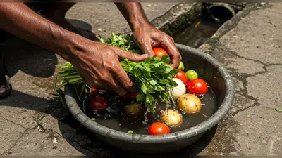 चौंकाने वाला खुलासा: जिन सब्जियों को आप घर लाते हैं, वे नाली के गंदे पानी से धोई जा रही हैं! वीडियो देख उड़ जाएंगे आपके होश!