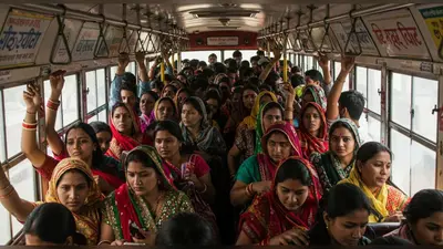 रक्षाबंधन पर यूपी में मुफ्त बस यात्रा: उमड़ी महिलाओं की भीड़, बसों में खड़े होकर करना पड़ा सफर