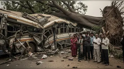 बाराबंकी में दर्दनाक हादसा: चलती बस पर विशाल पेड़ गिरने से 5 की मौत, मलबे में फंसी महिला की चीख ‘हम मर रहे, आप वीडियो बना रहे’