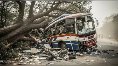 बाराबंकी में हृदय विदारक हादसा: चलती रोडवेज बस पर विशालकाय पेड़ गिरा, 3 शिक्षिकाओं समेत 4 की दर्दनाक मौत, एक घायल की मार्मिक पुकार ने झकझोरा