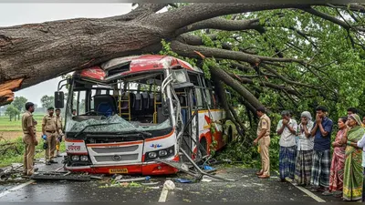 बाराबंकी में चलती रोडवेज बस पर गिरा विशालकाय पेड़, 3 महिला शिक्षकों सहित 4 की दर्दनाक मौत; बचाव के दौरान महिला की ‘वीडियो बना रहे हो’ वाली चीख वायरल