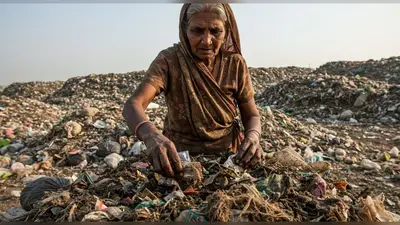 कचरे से कंडोम निकालने वाली महिला का अजीबोगरीब काम, वीडियो देख लोग भड़के