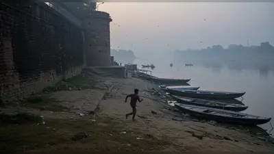 कानपुर: जेल की दीवार फांदकर गंगा किनारे भागा हत्यारोपी कैदी, चार जेल अधिकारी सस्पेंड, नाव से भागने की आशंका!