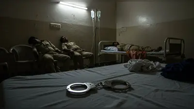 यूपी: अस्पताल में गहरी नींद में सोए बंदी रक्षक, हथकड़ी से हाथ निकालकर भागा खूंखार आरोपी