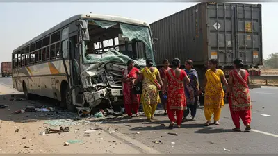 मुरादाबाद: रक्षाबंधन पर बहनों को लेकर जा रही बस कंटेनर में घुसी, दिल्ली-लखनऊ हाईवे पर भीषण हादसे में 12 घायल