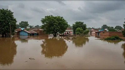 यूपी में बाढ़ का विकराल रूप: पांच जिलों में तबाही, फर्रुखाबाद में डूबा युवक, हाहाकार मचा