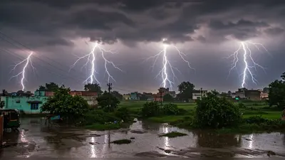 यूपी में मानसूनी बारिश का कहर: 17 जिलों में भारी बरसात का अलर्ट, 37 में बिजली गिरने की चेतावनी