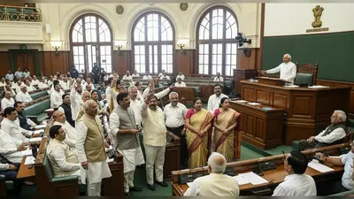 उत्तर प्रदेश विधानसभा में हंगामा: मानसून सत्र शुरू होते ही विपक्ष का शोर-शराबा, कार्यवाही फिर से बहाल