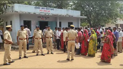 मिश्रिख और महमूदाबाद में नगर पालिका अध्यक्ष उपचुनाव: कड़ी सुरक्षा में मतदान जारी, अधिकारी कर रहे लगातार निरीक्षण