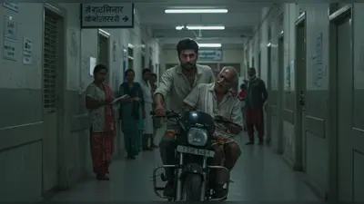 इटावा में दिल दहला देने वाली घटना: चोटिल पिता को बाइक पर एक्स-रे कक्ष तक ले गया बेटा, वीडियो वायरल