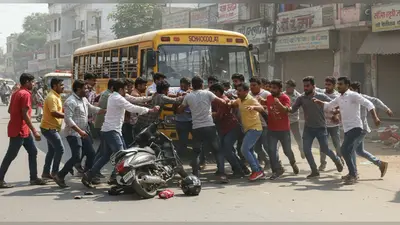 मुरादाबाद में दिल दहला देने वाला हादसा: स्कूल बस ने बैंककर्मी महिला को 50 मीटर घसीटा, गुस्साई भीड़ ने चालक को पीटा