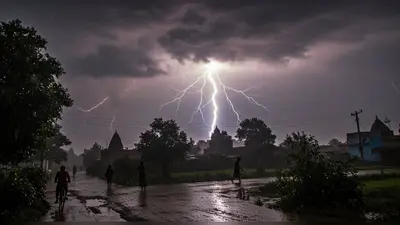 यूपी में मौसम का बड़ा अलर्ट: बुधवार को 44 जिलों में भारी बारिश, 57 जिलों में बिजली गिरने की आशंका!