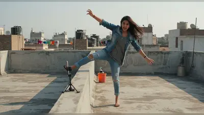 छत पर रील बना रही थी लड़की, ठुमके लगाते हुए हुआ खौफनाक हादसा; मोबाइल में रिकॉर्ड हुई पूरी घटना