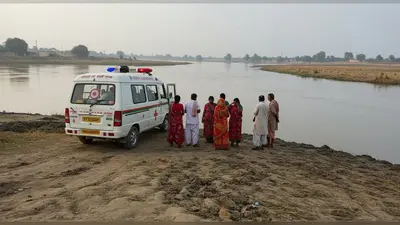 ‘पुल नहीं तो रास्ता नहीं’: यूपी में नदी ने रोका एंबुलेंस का रास्ता, तड़प-तड़प कर मरीज़ ने तोड़ा दम