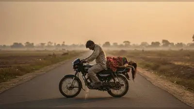 पत्नी का शव बाइक पर ले जाना पड़ा:सड़क हादसे में गई जान, गुहार लगाने पर भी किसी ने नहीं की मदद