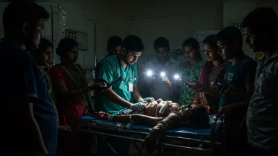 चौंकाने वाला वीडियो: इमरजेंसी में मोबाइल टॉर्च से इलाज, स्वास्थ्य व्यवस्था की खुली पोल!
