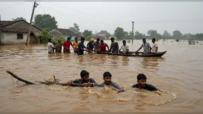 फर्रुखाबाद में बाढ़ का कहर: तेज बहाव में बहते तीन युवकों को ग्रामीणों ने बचाया, 355 गांवों में अंधेरा छाया