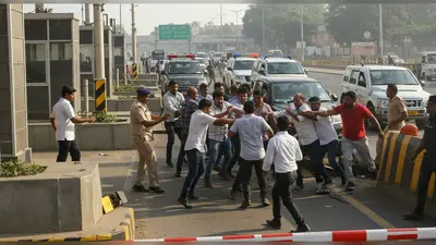प्रयागराज में सांसद विनोद बिंद के काफिले का हंगामा: हंडिया टोल प्लाजा पर कर्मचारियों से मारपीट