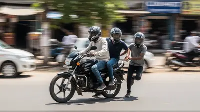 दिनदहाड़े बाइक चोरी: 15 सेकंड में हुई बाइक गायब, हेलमेट पहने चोरों का वीडियो वायरल!