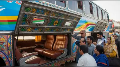 पाकिस्तान की नई बस का अनोखा कारनामा: निचले हिस्से में बना ‘बिजनेस क्लास’, देखकर लोगों ने ठोंका माथा!